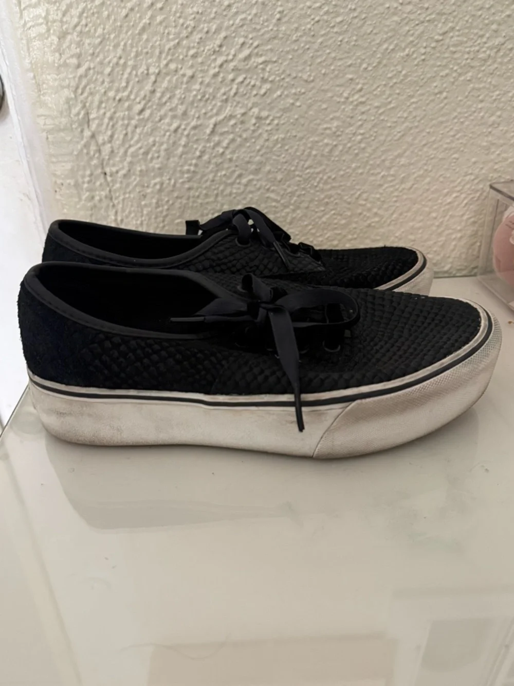 Vans Women's Black & white embossed snakeskin Textured Platform Sneaker size 7